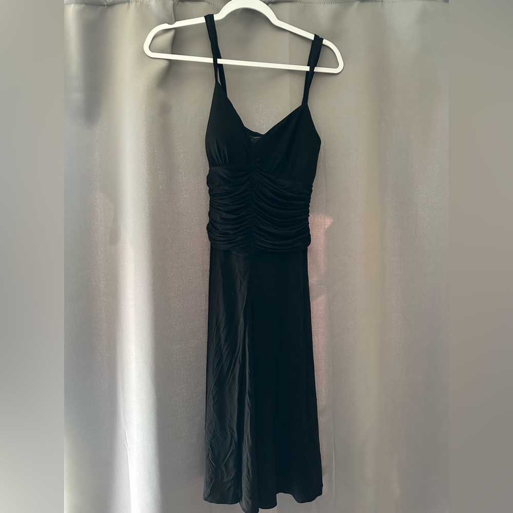 Tahari sleeveless ruched midi dress black